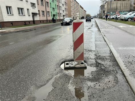 Odszkodowanie po wjechaniu autem w dziurę Zobacz kiedy się należy i