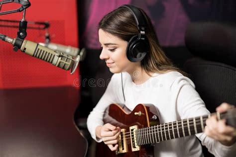 Cantante Hermoso Que Toca La Guitarra En La Estación De Radio Imagen de