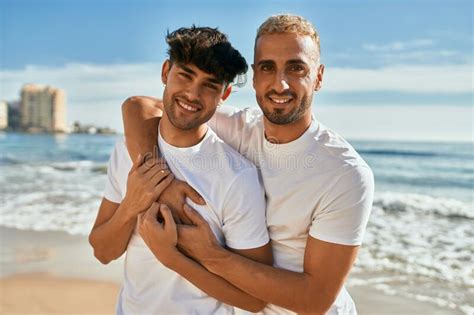 Joven Pareja Gay Sonriendo Feliz Abrazando En La Playa Foto De Archivo Imagen De Lifestyle