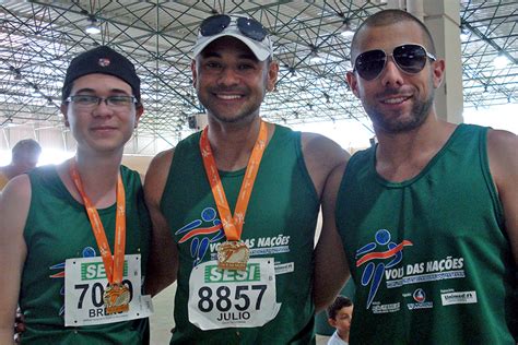 Pai conta a filhos que é gay e transforma vidas de todos da família