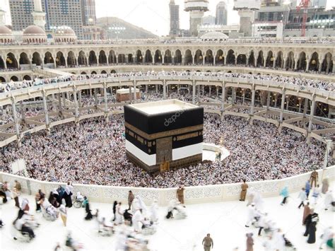 Kaaba the Holy mosque in Mecca — Stock Editorial Photo © zurijeta #99412882