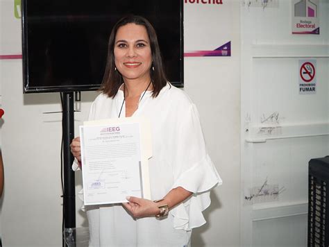 Lorena Alfaro García recibe constancia de mayoría de votos como