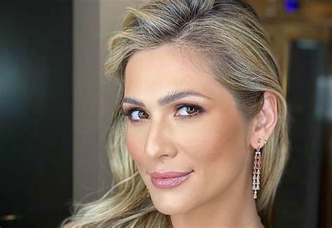 SBT TV Lívia Andrade aposta em biquíni branco e esbanja corpaço