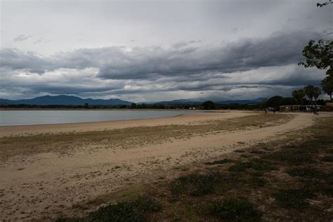 S Cheresse Dans Les Pyr N Es Orientales Le Lac De Villeneuve De La