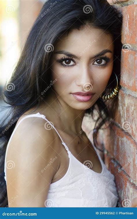 Belle Jeune Femme Avec De Longs Cheveux Photo Stock Image Du Mince