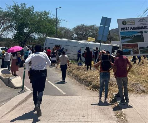 Semanario Laguna Deja 15 lesionados volcadura de camión de transporte