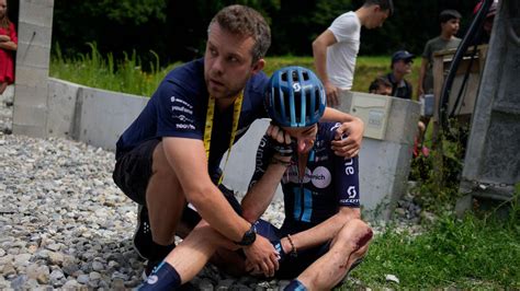 Tour de France brutal Heftiger Massensturz stoppt Peloton früh