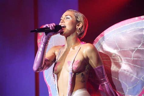 Miley Cyrus Topless 40 Photos Thefappening