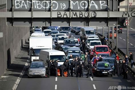 環境団体が手を貼り付け道路封鎖、交通まひ ドイツ 写真15枚 国際ニュース：afpbb News