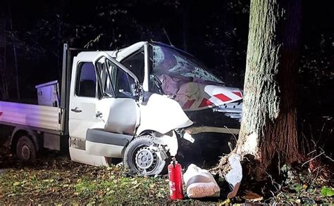 Transporter fährt bei Mittenwalde frontal gegen Baum