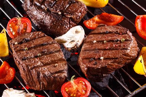 Filete De Carne De Vaca En Una Parrilla De La Barbacoa Con Las Verduras