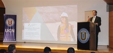 Charla sobre desafíos de la industria inauguró año académico de la