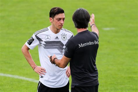 Özil Berichtet über Treffen Mit Löw Und Erzählt Warum Er Im Flugzeug