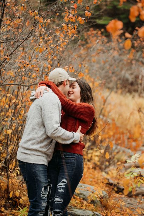 Fall Couple Photos Ontario In 2020 Fall Couple Photos Engagement