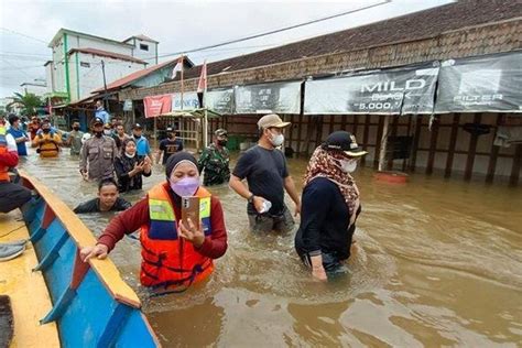 Terendam Banjir Akses Jalan Trans Kalimantan Di Kalteng Terputus