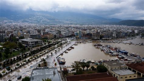 MAE 100 de români au fost blocați pe un feribot din cauza inundațiilor