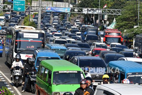 Macet Horor Puncak Bogor Wisatawan Terjebak Macet 12 Jam Satu Orang