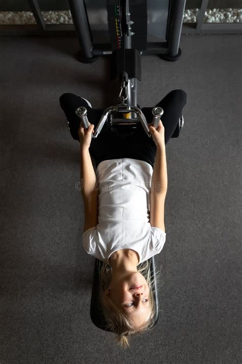 Petite Fille Blonde Du Caucase Adorable Mignonne Faisant L Exercice De Finess Sur La Machine D