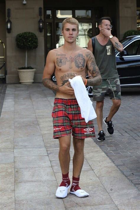 I WISH THIS WAS BAREFOOT AS FUCK FUCK ME DAD SO YOUR BIEBER