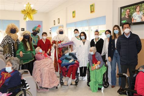 Los Reyes Magos visitan a los niños ingresados en el Hospital