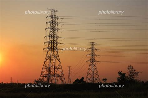 送電鳶送電線架線工による鉄塔での高圧電線工事 写真素材 1297709 フォトライブラリー Photolibrary