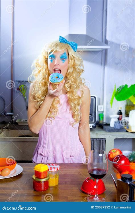 Het Grappige Meisje Dat Van De Blonde Op Keuken Blauwe Dona Eet Stock Foto Image Of Krullend