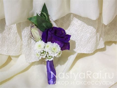 Бутоньерка из эустомы и хризантемы