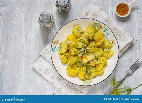 Une Simple Salade De Pommes De Terre Bouillie Avec Aneth D Oignons Et