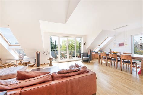 Sonnige 4 Zimmer Dachgeschoss Maisonette Wohnung mit Südterrasse und Balkon