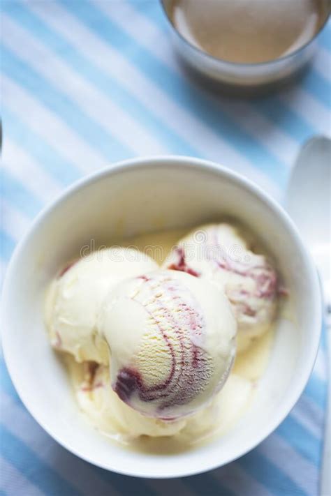 Helados De Mango Y Frambuesa Imagen De Archivo Imagen De Alimento