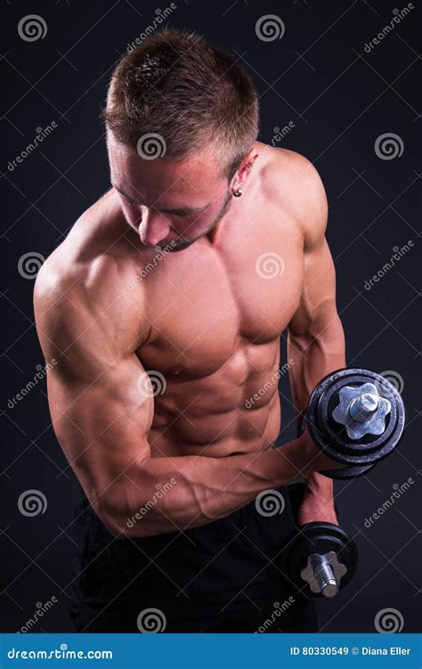 Retrato Do Homem Muscular Novo Que Faz Exercícios Pesos Ov Imagem