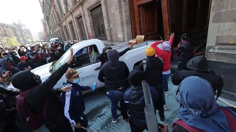 Normalistas De Ayotzinapa Tumban Puerta De Palacio Nacional La