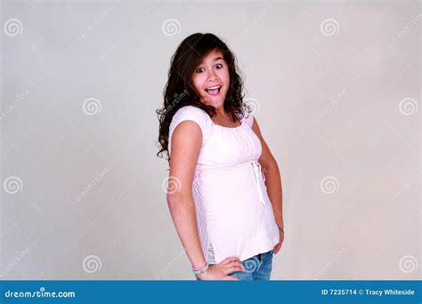 Nettes Latina jugendliches Mädchen Mit Dem Lockigen Haar Stockfoto Bild von nett gefühl 7235714