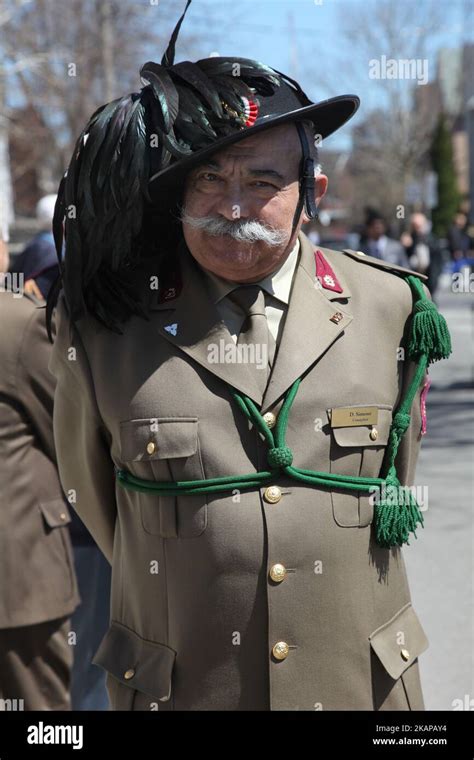 Miembros Del Bersaglieri Cuerpo De Marcaderos Del Ej Rcito Italiano