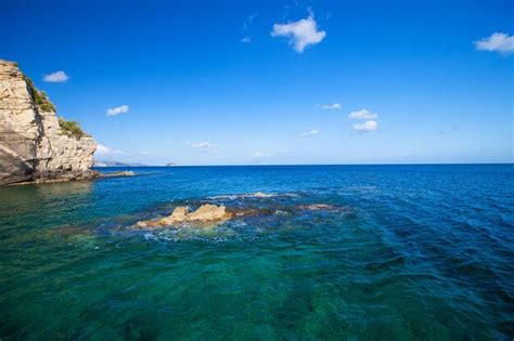 Concepto de viaje isla paraíso mar cielo verano agios sostis en