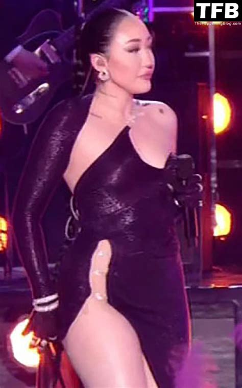Miley Cyrus Exposes Her Nude Boobs As She Performs On Stage Photos Videos Pinayflixx