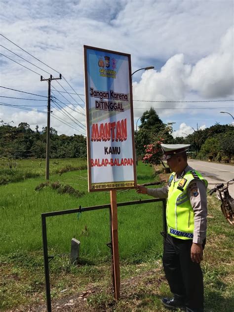 Tekan Kecelakaan Satlantas Polres Luwu Timur Pasang Banner Unik Di Jalan