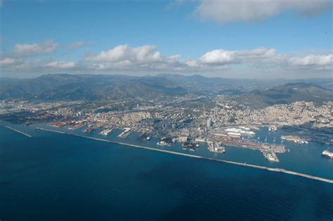 Maltempo Vento Forte A Genova Vte Chiuso Voli Dirottati Porti E