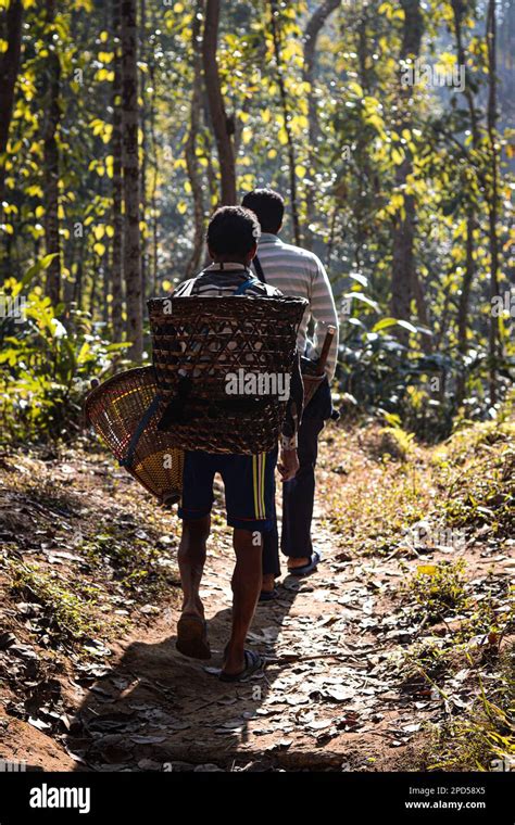 Carrying The Weight Of The World On His Shoulders Stock Photo Alamy