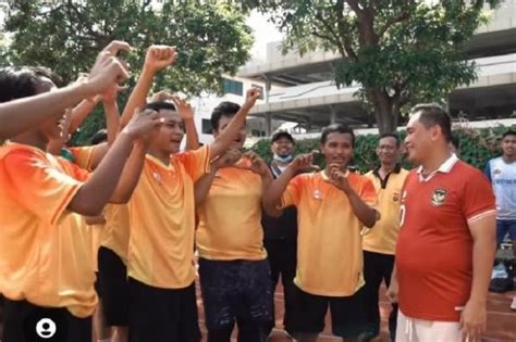 Kapolda Metro Jaya Cegah Tawuran Dengan Bermain Bola Bersama Pemuda