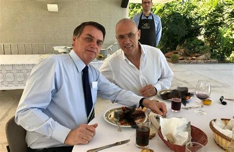 Embaixada posta foto de almoço Bolsonaro e tenta esconder cardápio