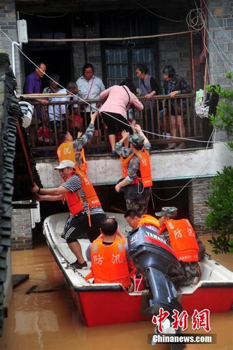 湖南溆浦县8人被洪水围困 救援人员穿越洪流营救组图 国际在线