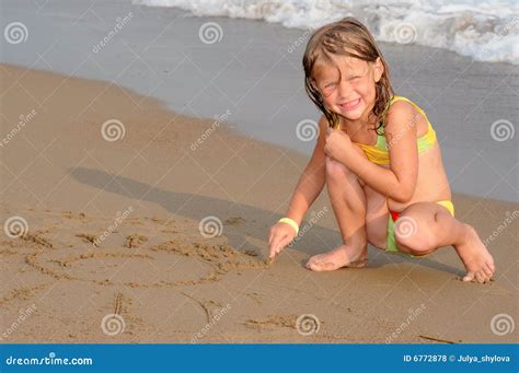 Sol Do Desenho Da Menina Na Areia Foto De Stock Imagem De