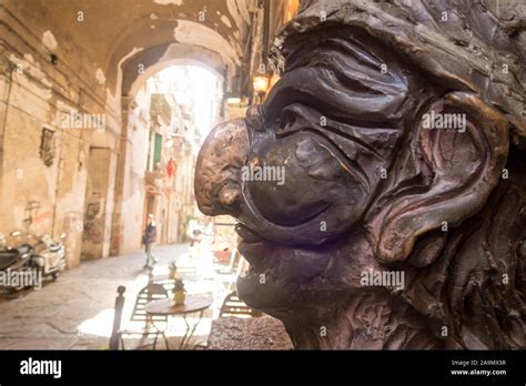 Une Statue De Pulcinella Dans La Via Dei Tribunali Dans Le Centre Ville