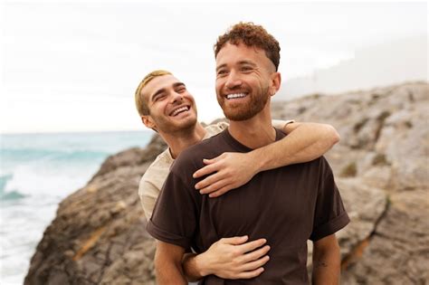 Couple Gay Passer Du Temps Ensemble Sur La Plage Photo Gratuite