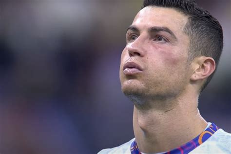 En Images Cristiano Ronaldo Se Touche Les Parties Il Risque De Se