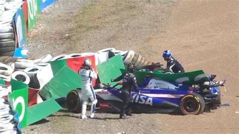 Japanese Gp Daniel Ricciardo And Alex Albon Crash In First Lap