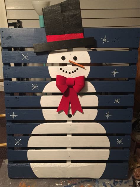 17 Christmas Pallet Ideas You Can Easily Diy