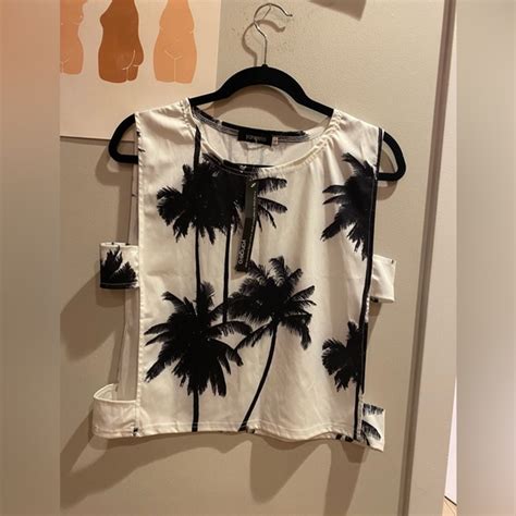 Yangelo Tops Nwt Crop Top W Side Cutouts And Palm Tree Design