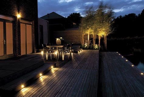 Terrasse En Bois Composite Avec Des Spots Led Encastrables Et Des